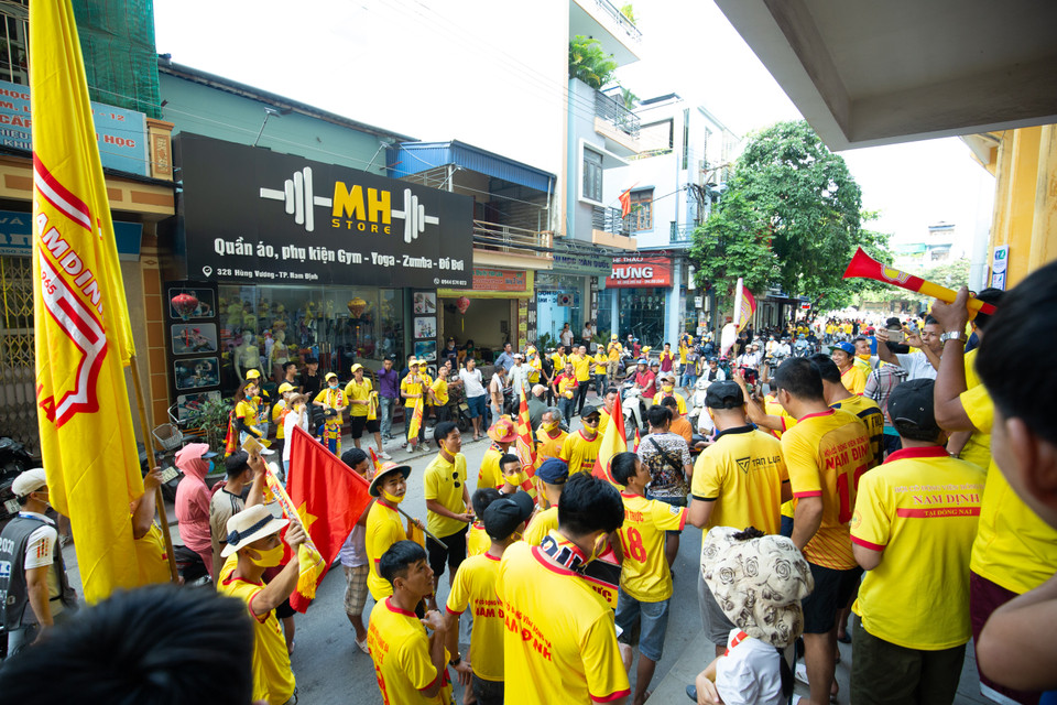 Dự kiến có khoảng 10.000 khán giả tới sân Thiên Trường theo dõi "trận cầu đinh". Vì thế, công tác đảm bảo phòng đảm bảo an toàn y tế được thực hiện chặt chẽ với từng người. (Ảnh: Nguyên An/Vietnam+)