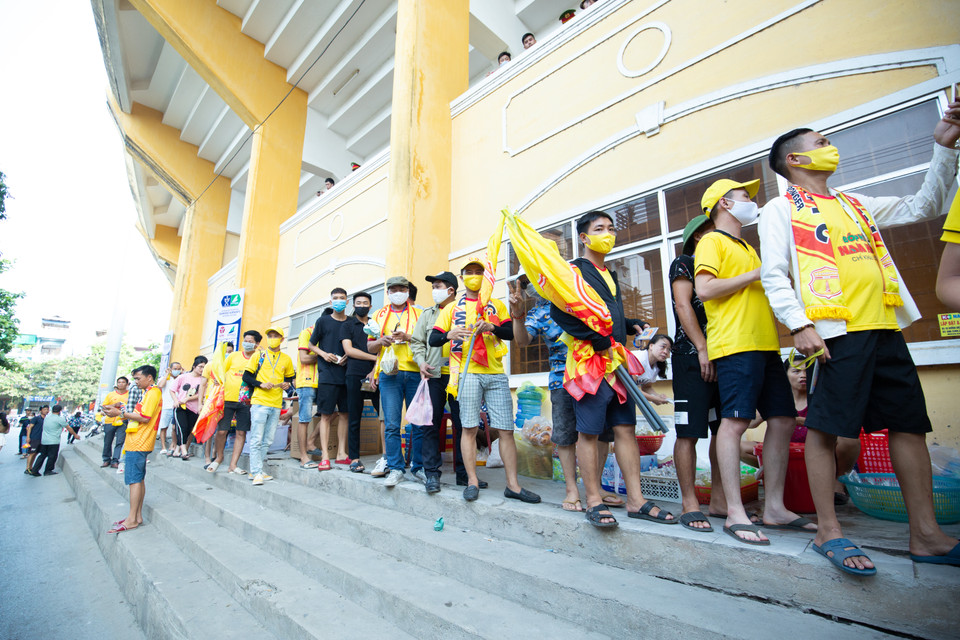 Từ sớm, số lượng cổ động viên tới sân Thiên Trường đã rất đông. Hội cổ động viên đội bóng thành Nam đã diễn hành trên các tuyến phố của Nam Định nhằm tiếp lửa cho đội nhà. (Ảnh: Nguyên An/Vietnam+)