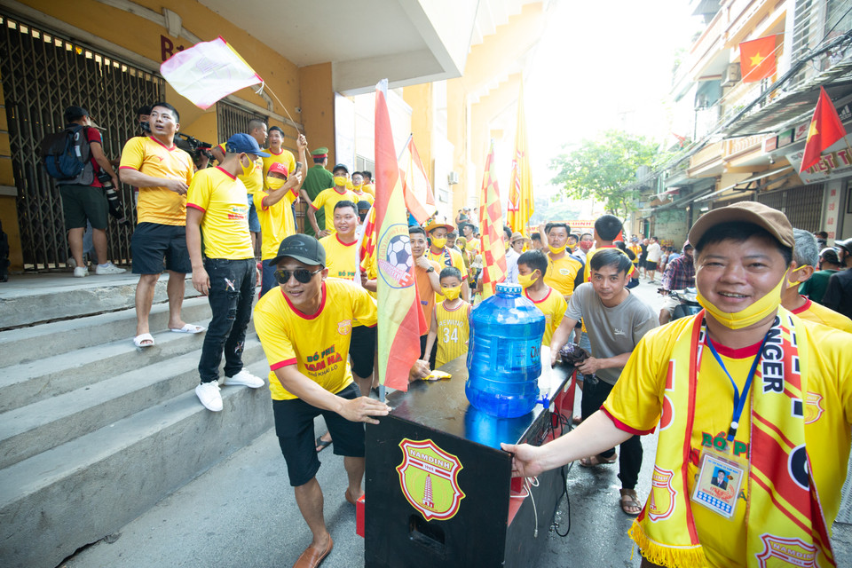 Trận Nam Định-Hoàng Anh Gia Lai thu hút số lượng lớn cổ động viên tới sân Thiên Trường ngay từ sớm, dù 18 giờ chiều mới diễn ra. (Ảnh: Nguyên An/Vietnam+)