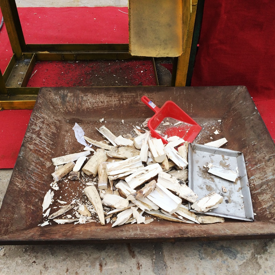 Ngà voi bị nghiền nhỏ thành từng khúc, sau đó cho vào máy xay đá rồi mới đổ vào lò đốt. (Ảnh: Thanh Tâm/Vietnam+)