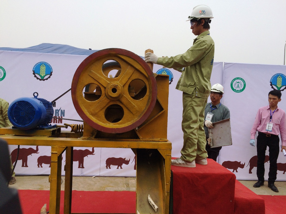 Ngà voi sẽ bị nghiền nhỏ trong máy nghiền đá. (Ảnh: Thanh Tâm/Vietnam+)