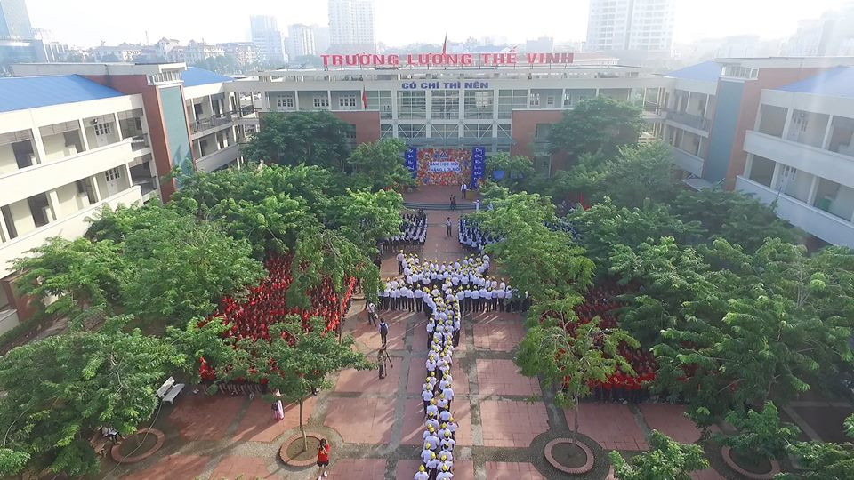 Học sinh các khối mới mặc trang phục trắng, đội mũ vàng. Học sinh các khối khác mặc trang phục đỏ. (Ảnh: Phan Hải Tùng Lâm/Vietnam+)