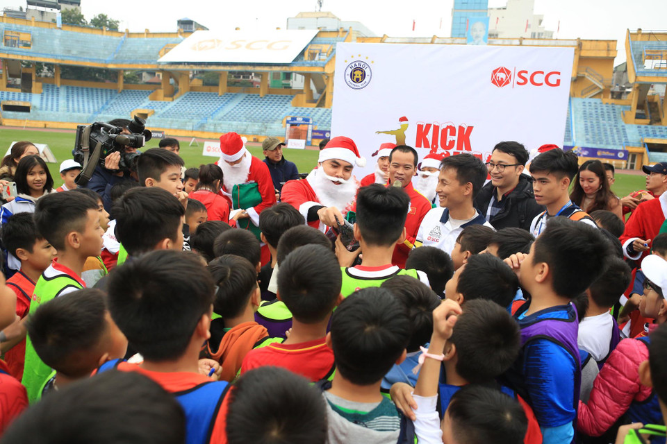 Sự kiện sáng 22/12 tại sân Hàng Đẫy thu hút hơn 130 em nhỏ nên các tuyển thủ phải rất vất vả mới có thể phát quà và giao lưu với từng người. (Ảnh: Vietnam+)