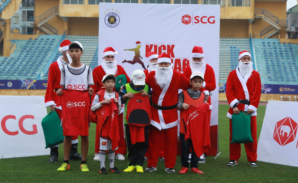 Tiền vệ Văn Quyết cùng các đồng đội Duy Mạnh, Thành Lương, Đức Huy... hoá thân thành ông già Noel tại một sự kiện bóng đá trẻ em tại sân Hàng Đẫy sáng 22/12. (Ảnh: Vietnam+)