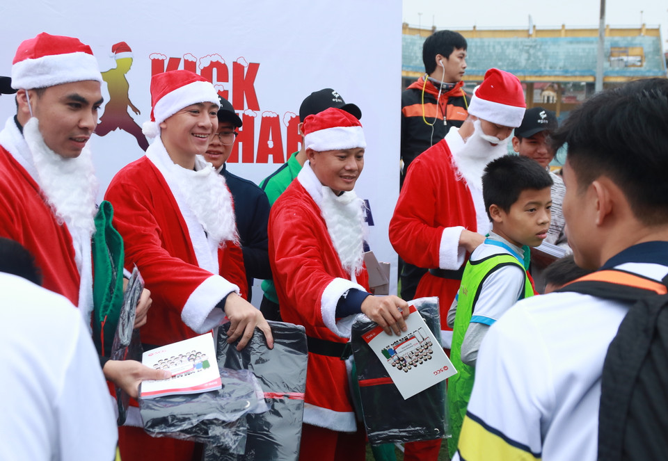 Tại đây, những 'ông già Noel' đã trao tặng nhiều phần quà cho các em nhỏ kèm thông điệp về ước mơ bóng đá. (Ảnh: Vietnam+)