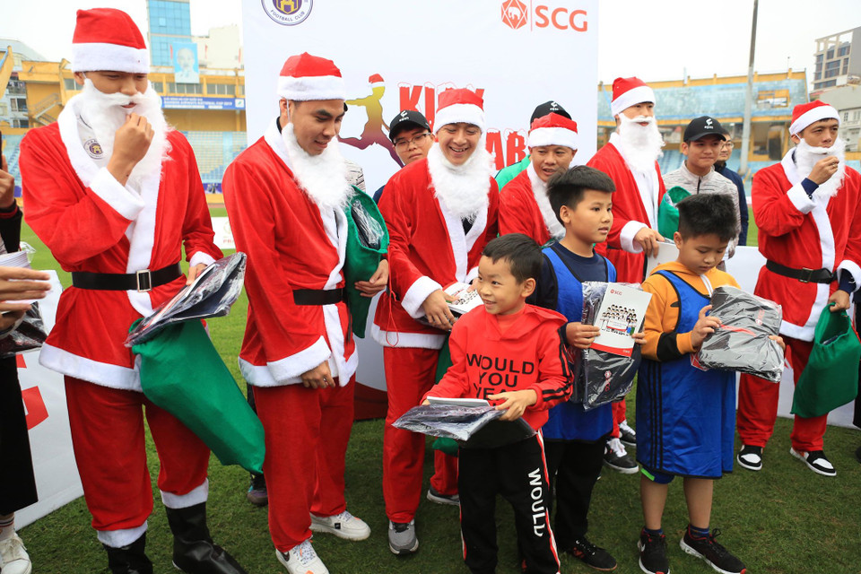 Hiện đang trong quãng nghỉ của mùa giải, các cầu thủ đều tận dụng cơ hội này để tham gia các sự kiện cộng đồng, truyền tải thông điệp bóng đá ý nghĩa. (Ảnh: Vietnam+)