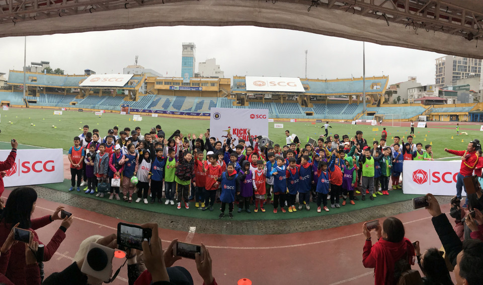 Sự kiện 'Đá bóng và chia sẻ cùng SCG' (Kick &amp; Share by SCG) mang thông điệp thắp sáng ước mơ tài năng bóng đá trẻ với nhiều câu chuyện được chia sẻ từ chính tuyển thủ quốc gia của câu lạc bộ Hà Nội. (Ảnh: Vietnam+)
