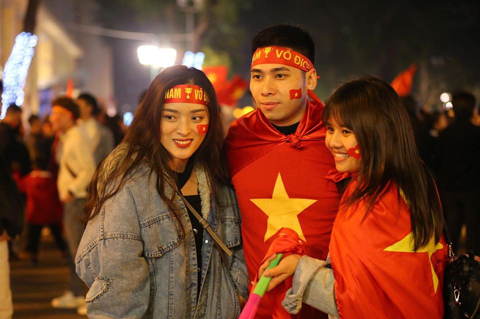  Mang theo cờ, quạt, trống để ăn mừng chiến thắng lịch sử. (Ảnh: Minh Sơn/Vietnam+)