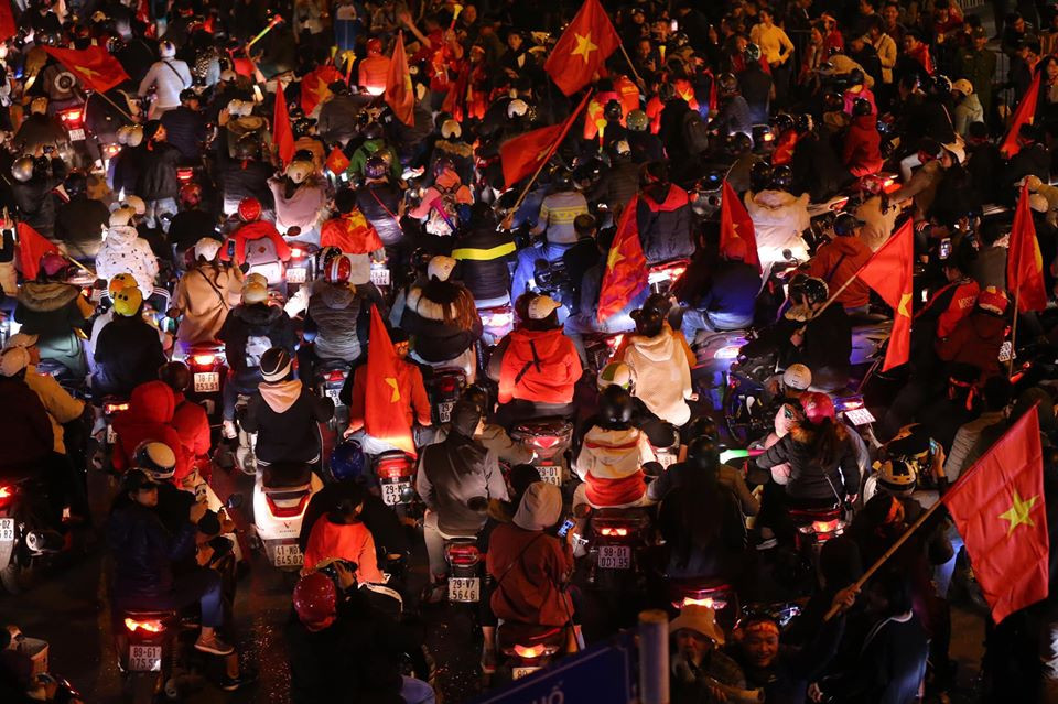 Hàng triệu cổ động viên đã xuống đường cổ vũ đội nhà. (Ảnh: Sơn Bách/Vietnam+)