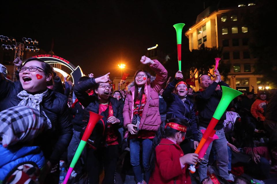 Hàng trăm cổ động viên đã đổ về khu vực quảng trường Cách mạng tháng 8 để đón xem trận chung kết lịch sử giữa tuyển bóng đá nam Việt Nam và Indonesia. (Ảnh: Minh Sơn/Vietnam+)