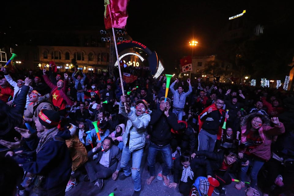 Rất nhiều băng rôn khẩu hiệu đỏ rực để cổ vũ cho đội tuyển Việt Nam trước trận đấu lịch sử với Indonesia. (Ảnh: Minh Sơn/Vietnam+)