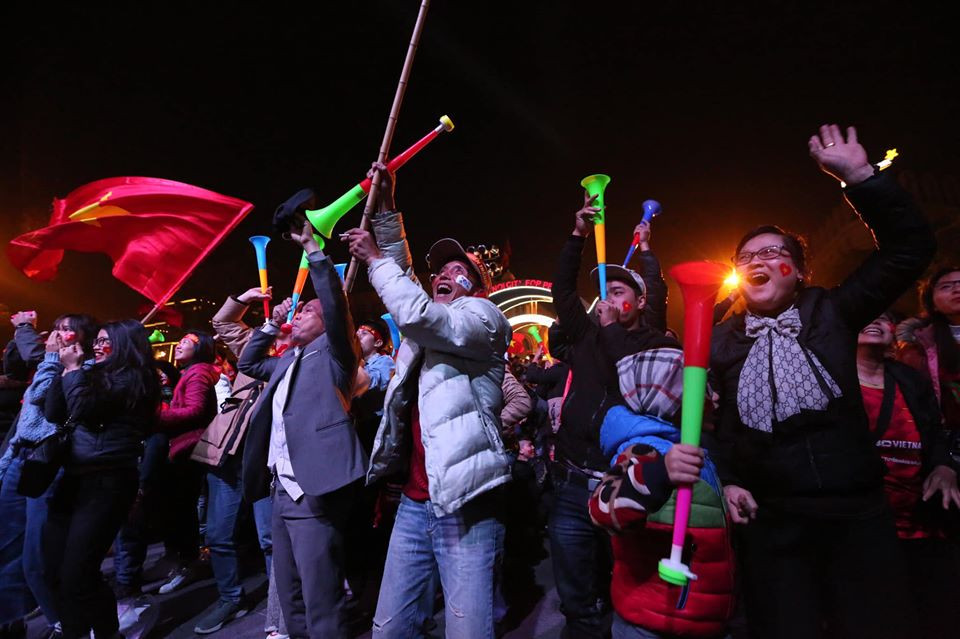 Từ 17 giờ chiều, rất đông cổ động viên đã có mặt tại Quảng trường Tháng Tám - Nhà hát Lớn (Hà Nội). (Ảnh: Minh Sơn/Vietnam+)