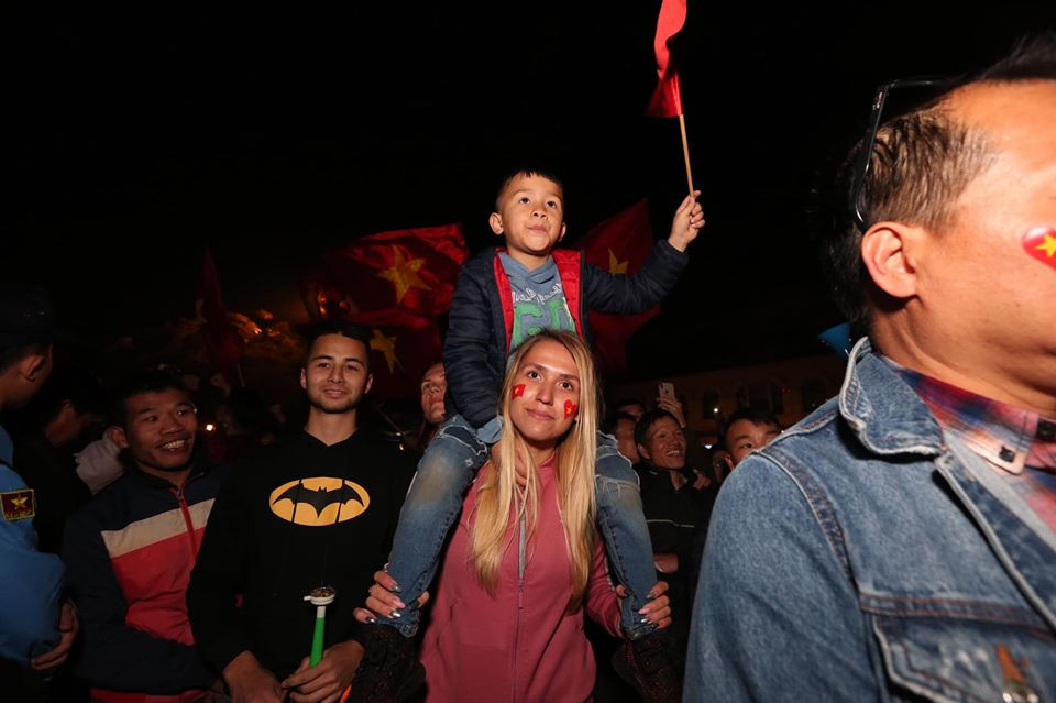 Người nước ngoài cũng xuống đường cổ vũ cho đội tuyển Việt Nam. (Ảnh: Minh Sơn/Vietnam+)