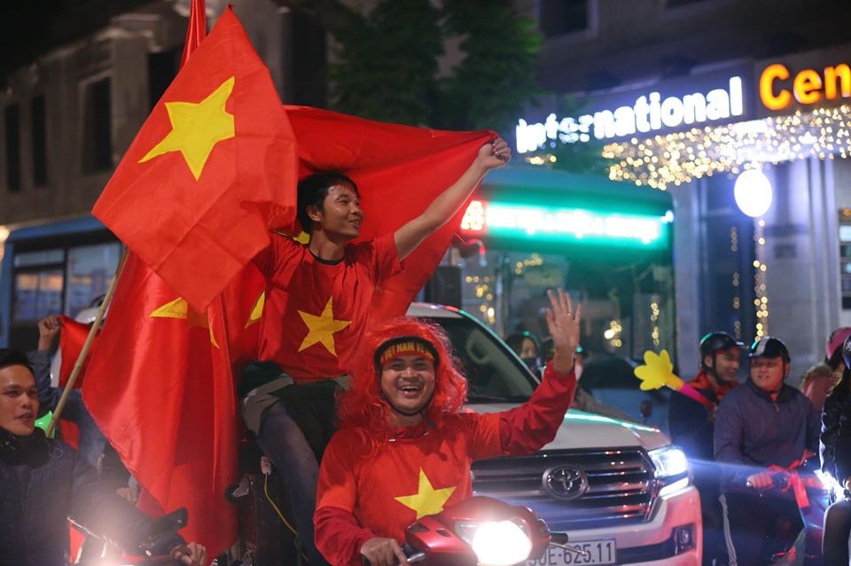 Dòng người bất chấp điều kiện nhiệt độ đang xuống khá thấp vẫn đổ ra đường. (Ảnh: Minh Sơn/Vietnam+)