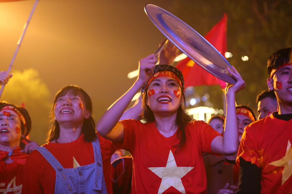 Nhiều vật dụng trong nhà được cổ động viên mang ra cổ vũ. (Ảnh: Minh Sơn/Vietnam+)