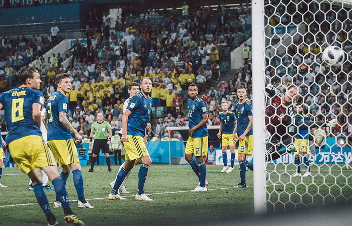 Các cầu thủ Thụy Điển sững sờ nhìn bóng bay vào lưới phút thứ 94 của trận đấu (Nguồn: Dfb.de)