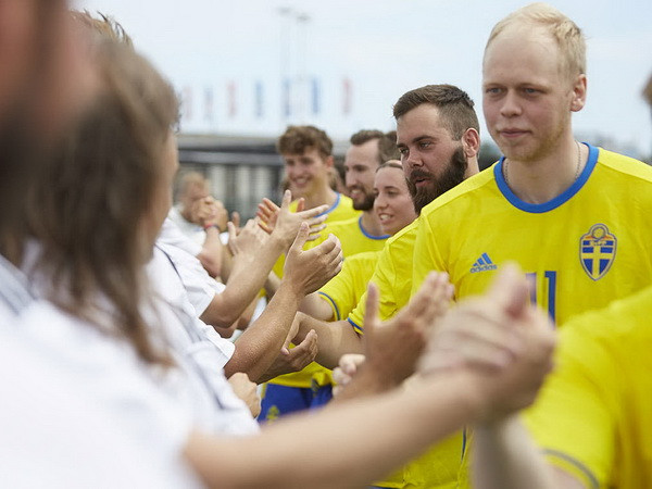 Trước trận đấu chính thức, đã có trận đấu giữa fan của hai đội Đức và Thụy Điển (Nguồn Dfb.de)