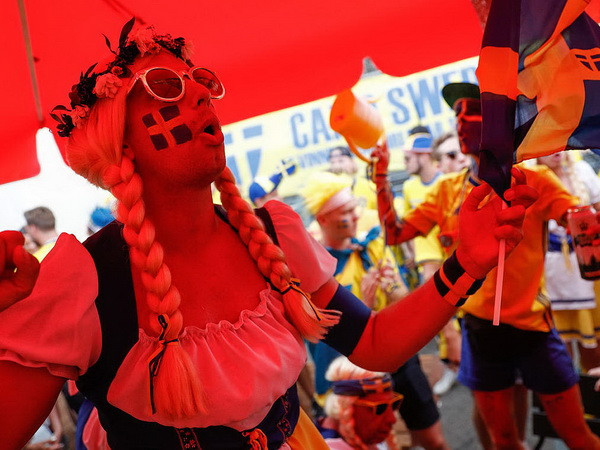 Cổ động viên Thụy Điển phấn khích khi đội nhà có bàn thắng (Nguồn Dfb.de)