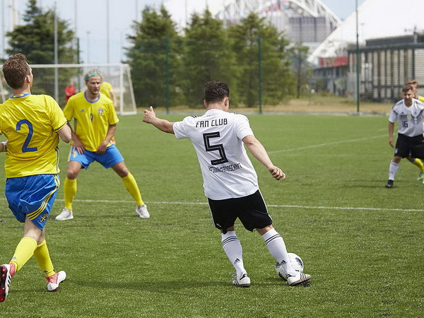 Trước trận đấu chính thức, đã có trận đấu giữa fan của hai đội Đức và Thụy Điển (Nguồn Dfb.de)