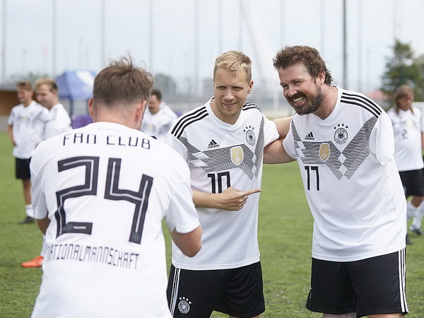 Trước trận đấu chính thức, đã có trận đấu giữa fan của hai đội Đức và Thụy Điển (Nguồn Dfb.de)