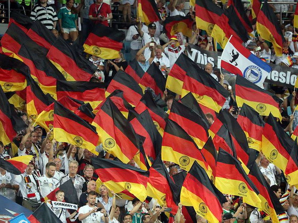 Các cổ động viên Đức trên sân vận động Sochi (Nguồn Dfb.de)