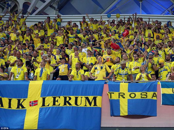 Các cổ động viên Thụy Điển trên sân vận động Sochi (Nguồn Dfb.de)