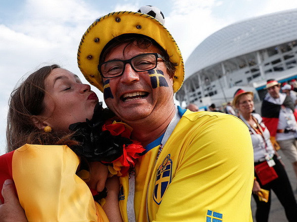 Cổ động viên Thụy Điển phấn khích khi đội nhà có bàn thắng (Nguồn Dfb.de)