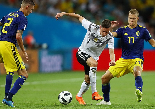 Hậu vệ Thụy Điển theo sát Draxller (Nguồn: Daily Mail)