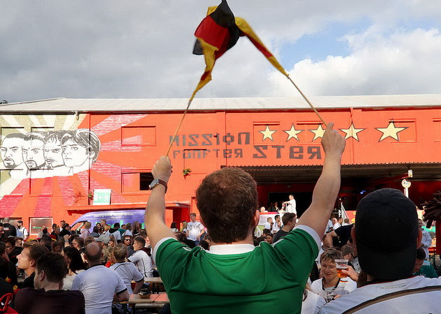 Các cổ động viên Đức ngoài sân vận động Sochi (Nguồn Dfb.de)