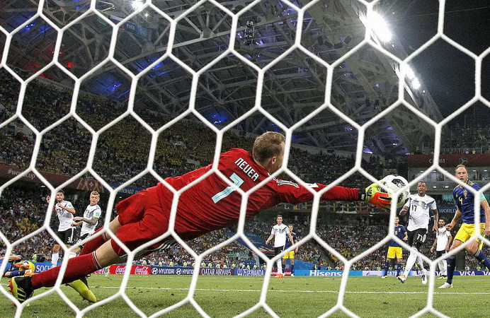 Neuer xuất sắc trong pha bóng này (Nguồn: Dfb.de)