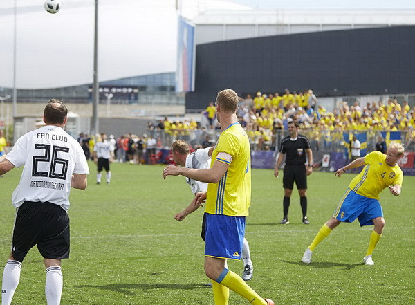 Trước trận đấu chính thức, đã có trận đấu giữa fan của hai đội Đức và Thụy Điển (Nguồn Dfb.de)