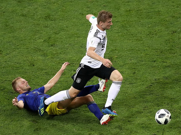 Cầu thủ trẻ Timor Waner bị truy cản (Nguồn: Daily Mail)