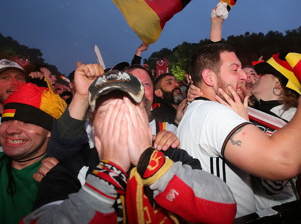 Một cổ động viên Đức không tin vào chiến thắng phút cuối trận đấu(Nguồn Dfb.de)