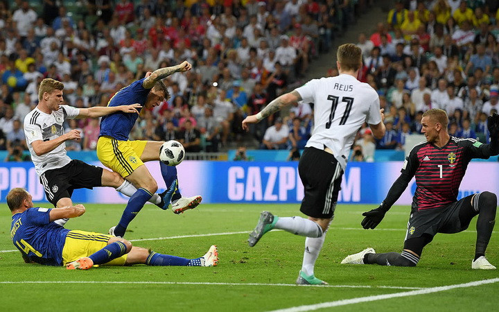 Timor chưa thể ghi bàn trước hàng thủ dày đặc của Thụy Điển (Nguồn: Daily Mail)