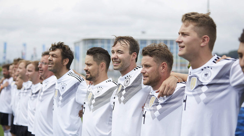 Trước trận đấu chính thức, đã có trận đấu giữa fan của hai đội Đức và Thụy Điển (Nguồn Dfb.de)