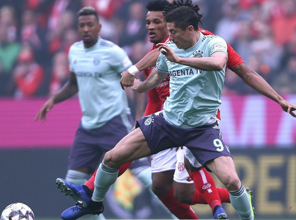 Dù không ghi bàn nhưng Lewy đã hỗ trợ trên hàng công rất nhiều và có mặt trong cae 2 bàn thắng (Ảnh: Nguồn Fcb.de)