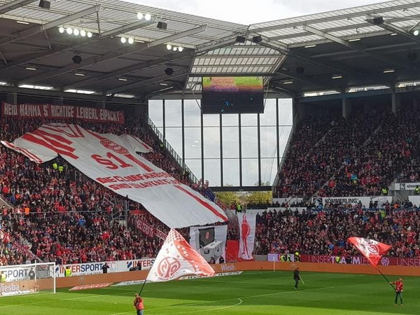 CĐV Bayern cho rằng màu đỏ trắng là màu truyền thống của câu lạc bộ (Ảnh: Nguồn Fcb.de)