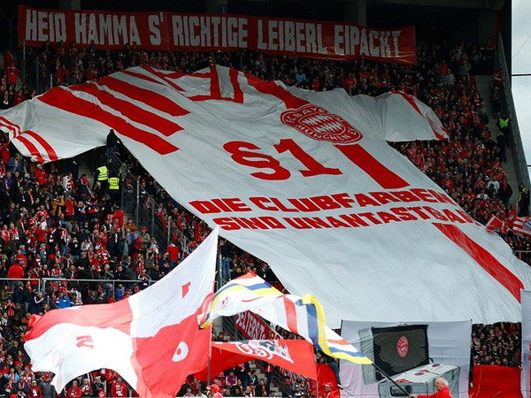 Băng ron của Fan Bayern trên khán đài: " Màu sắc câu lạc bộ của chúng tôi là bất khả xâm phạm." (Ảnh: Nguồn Fcb.de)