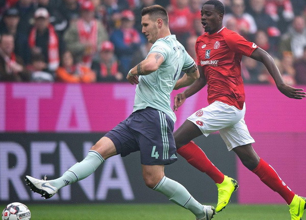 Bayern ra quân trong áo sân khách màu bạc hà khá đặc biệt Ảnh: Nguồn Fcb.de)