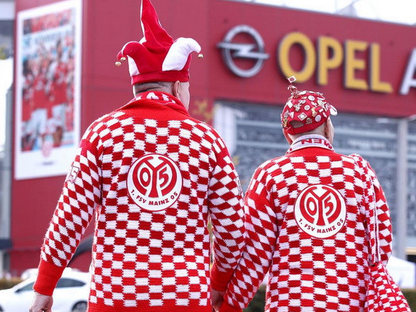 Cổ động viên Mainz với hai màu đỏ trắng (Ảnh: Nguồn Fcb.de)