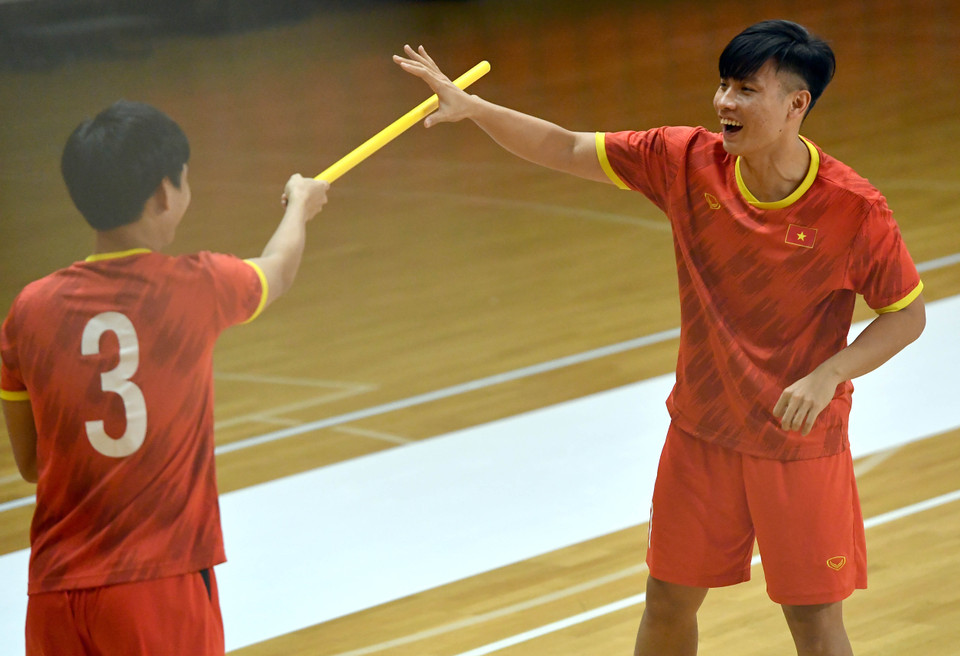 Ở buổi tập gần nhất, đội tuyển futsal Việt Nam bước vào tập luyện với tinh thần cao sau khi tạm quên đi thất bại với tỷ số đậm 1-9 trước Brazil để hướng tới trận đấu tiếp theo tại FIFA Futsal World Cup. (Ảnh: VFF) 