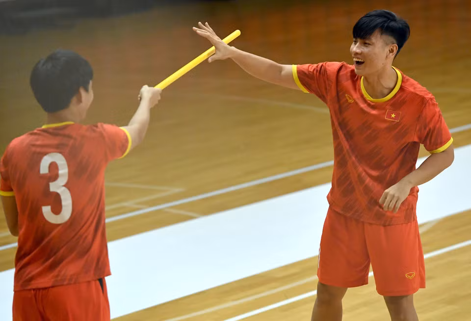 Ở buổi tập gần nhất, đội tuyển futsal Việt Nam bước vào tập luyện với tinh thần cao sau khi tạm quên đi thất bại với tỷ số đậm 1-9 trước Brazil để hướng tới trận đấu tiếp theo tại FIFA Futsal World Cup. (Ảnh: VFF) 