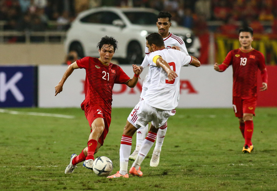 Trước khi UAE chơi thiếu người và chùng xuống, Tuấn Anh đánh chặn hiệu quả, góp công lớn giúp tuyển Việt Nam phòng ngự vững chắc trước sức tấn công lớn từ đối thủ. (Ảnh: Nguyên An)