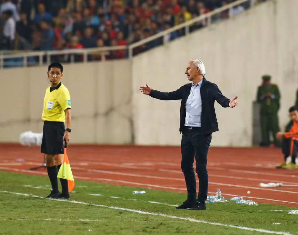 Bên ngoài đường biên, huấn luyện viên Bert van Marwijk cũng tỏ ra giận dỗi và bực tức với quyết định của trọng tài. (Ảnh: Nguyên An/Vietnam+)