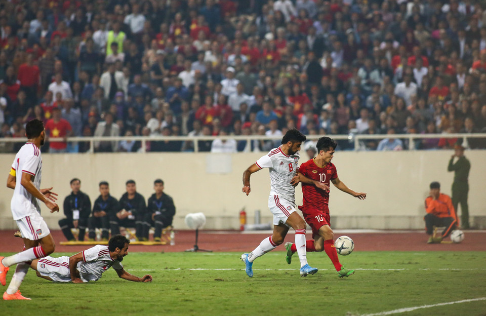 Trong một tình huống hiếm hoi được hỗ trợ, Công Phượng đi bóng loại bỏ hậu vệ đối phương và chuyền vào thuận lợi cho Quang Hải dứt điểm. Nhưng tiếc rằng cú sút cuối cùng đưa bóng đi chệch khung thành trong gang tấc. (Ảnh: Nguyên An/Vietnam+)