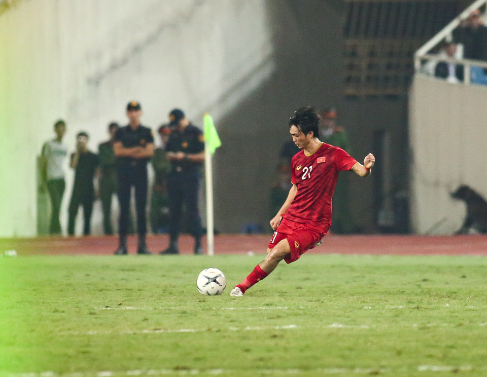 Tuấn Anh nhiều lần chuyền dài chuẩn xác giúp hai hậu vệ cánh băng lên tấn công ở vị trí trống trải. (Ảnh: Nguyên An)