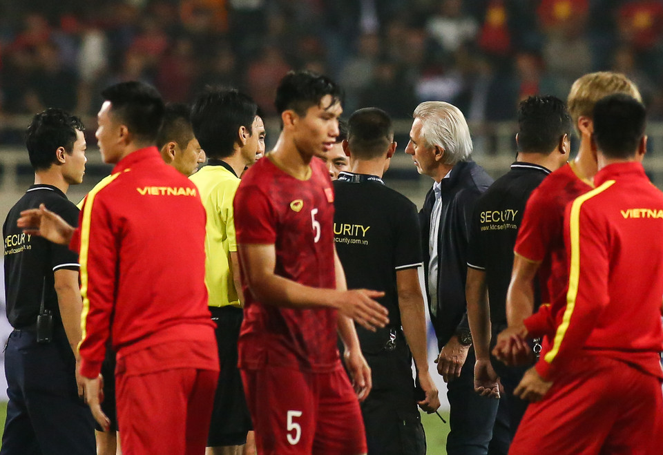 Huấn luyện viên người Hà Lan (tóc bạc) vội vã phàn nàn về tình huống thẻ đỏ của đội tuyển UAE ở hiệp 1 trận đấu ngay khi thấy trọng tài chính Jumpei Iida và các trợ lý. (Ảnh: Nguyên An/Vietnam+)