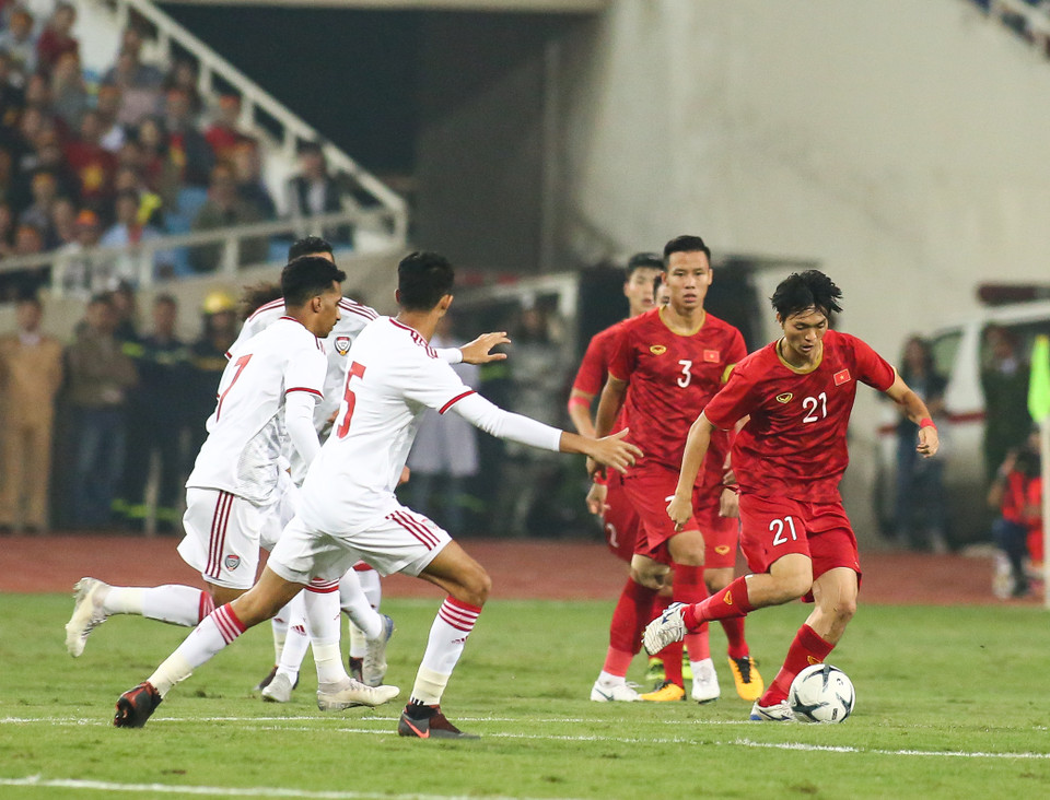 Nhận thấy Tuấn Anh là mắt xích quan trọng của tuyển Việt Nam, các cầu thủ UAE chủ động chơi áp sát và không ngại phạm lỗi. (Ảnh: Nguyên An)