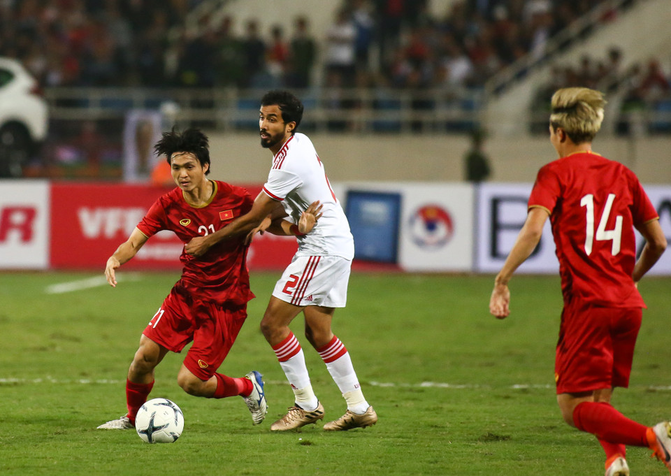 Thế nhưng, Tuấn Anh vẫn xử lý bóng tốt và khiến đối phương bất lực trong việc giành lại bóng. (Ảnh: Nguyên An)