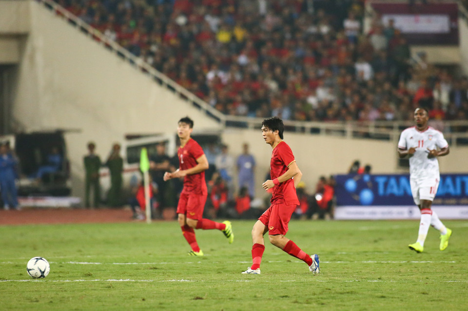 Khi tuyển Việt Nam nắm thế chủ động, Tuấn Anh chơi thấp hơn để triển khai bóng tấn công, tạo thế trận kiểm soát. (Ảnh: Nguyên An)